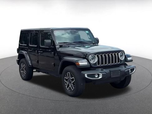 Used 2025 Jeep Wrangler Unlimited Sahara AWD/4WD image 3