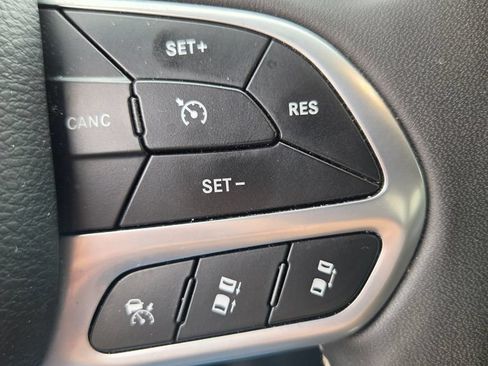 Used 2025 Chrysler Pacifica Select FWD image 16