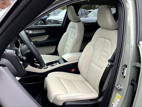 Certified 2023 Volvo XC40 B5 Ultimate w/ Protection Package Premier image 8