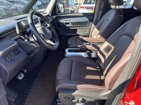 Used 2025 Volkswagen ID. Buzz Pro S image 12