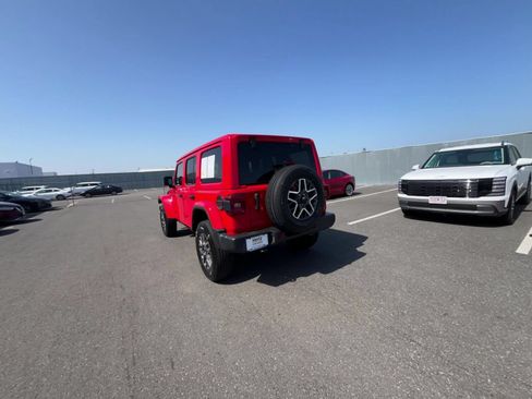 Used 2025 Jeep Wrangler Unlimited Sahara AWD/4WD image 16