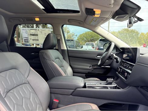 New 2026 Nissan Pathfinder Platinum image 9