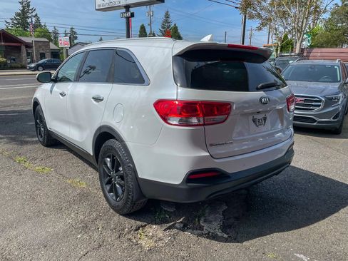 Used 2016 Kia Sorento AWD w/ LX Convenience Package image 2