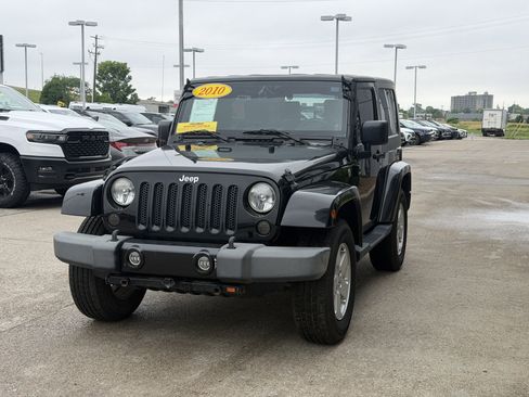 Used 2010 Jeep Wrangler Sahara AWD/4WD image 16