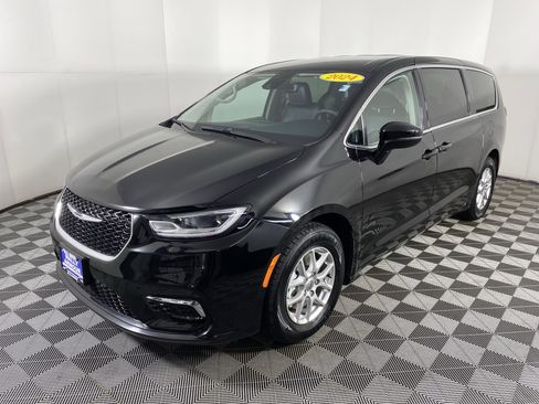 Used 2024 Chrysler Pacifica Touring-L image 10