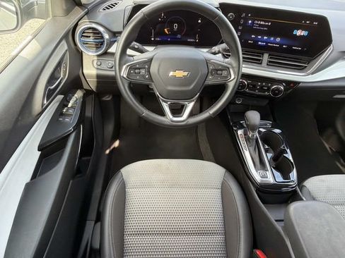 Used 2025 Chevrolet Trax LT w/ LT Convenience Package FWD image 14