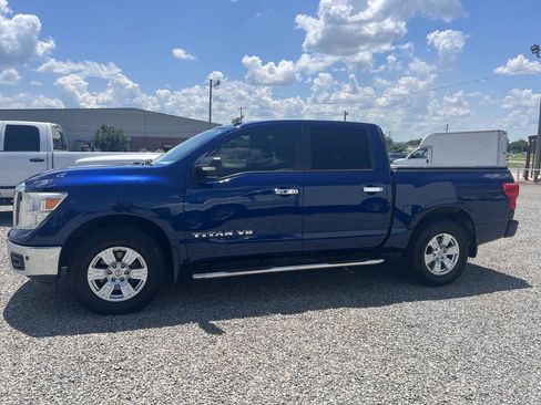 Used 2018 Nissan Titan SV w/ SV Convenience Package AWD/4WD image 3