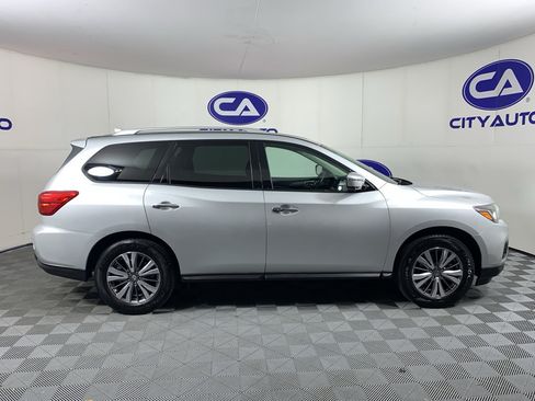 Used 2019 Nissan Pathfinder SL FWD image 2