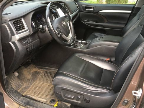 Used 2018 Toyota Highlander XLE AWD/4WD image 4
