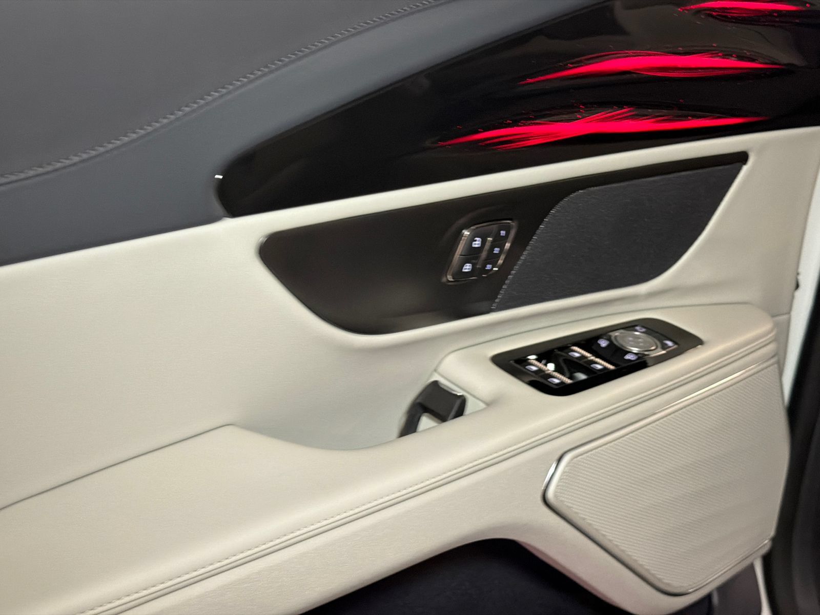 New 2026 Lincoln Nautilus Premier AWD/4WD image 18