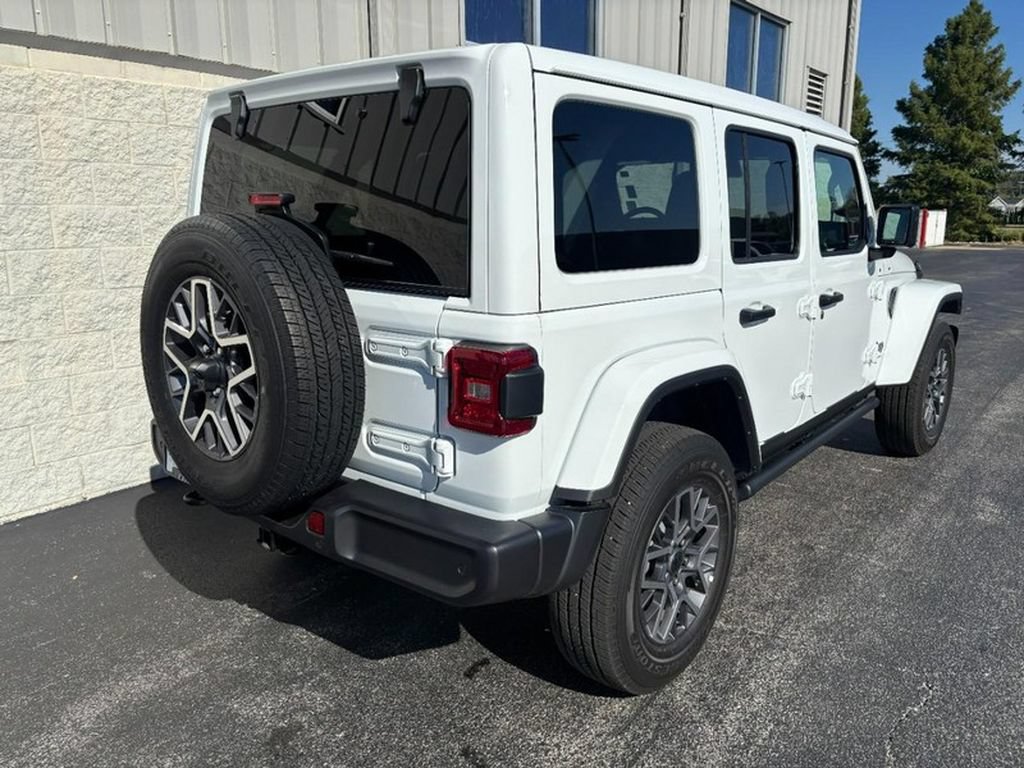 Used 2025 Jeep Wrangler Unlimited Sahara AWD/4WD image 3