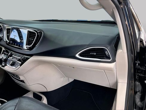 Used 2022 Chrysler Pacifica Touring-L FWD image 18