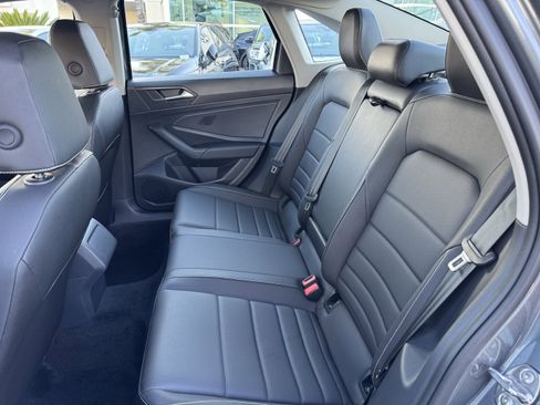 Certified 2024 Volkswagen Jetta SE w/ Panoramic Sunroof Package image 33