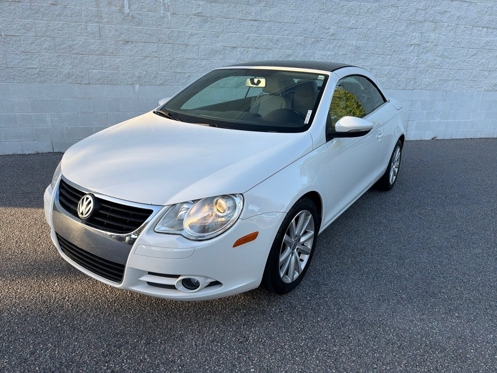 Used 2011 Volkswagen Eos Komfort FWD image 1