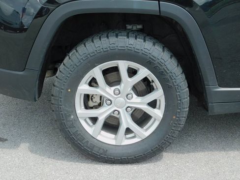 Used 2023 Jeep Grand Cherokee Limited image 32