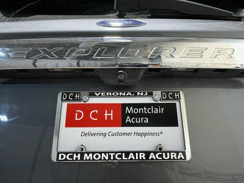 Used 2022 Ford Explorer XLT w/ Equipment Group 202A image 7