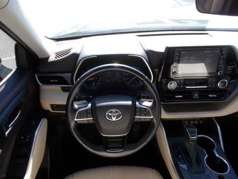 Used 2021 Toyota Highlander XLE image 17