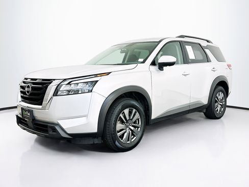 Used 2024 Nissan Pathfinder SV image 3
