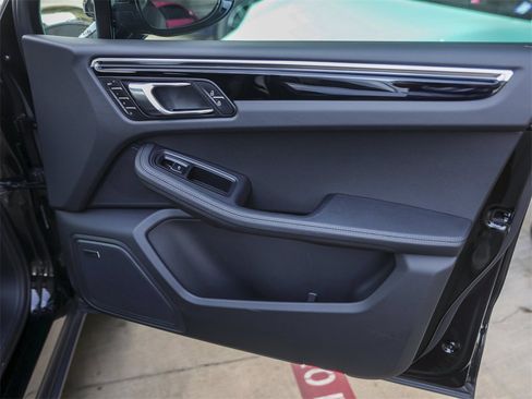 Used 2025 Porsche Macan image 37