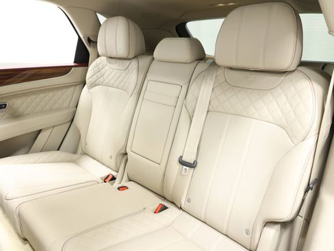 Used 2020 Bentley Bentayga Plug-In Hybrid image 3