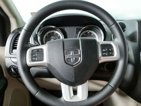Used 2016 Dodge Grand Caravan SXT w/ UConnect Hands-Free Group FWD image 9