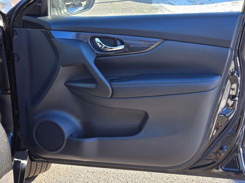 Used 2020 Nissan Rogue SV image 4