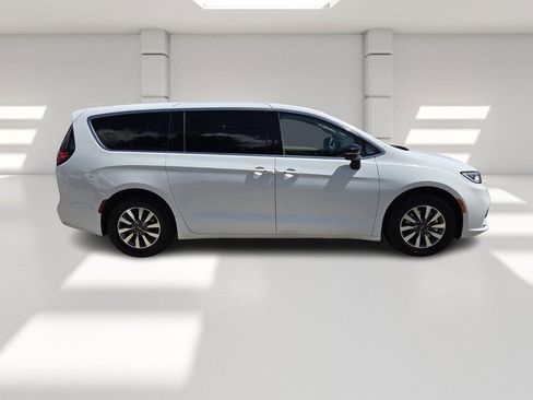 Certified 2024 Chrysler Pacifica Limited FWD image 6