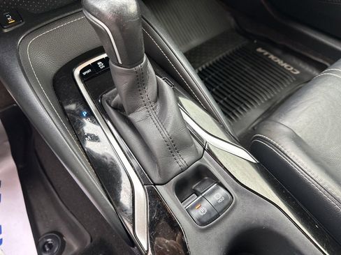 Used 2019 Toyota Corolla XSE image 10