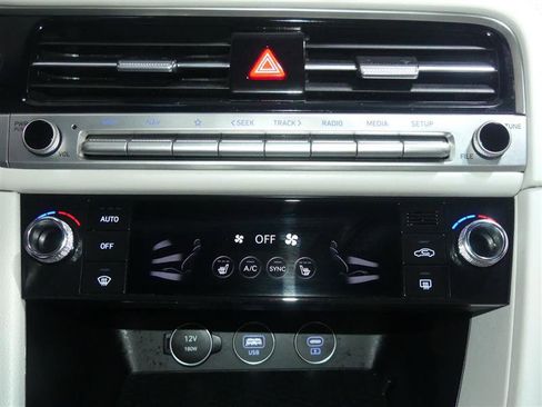 Used 2025 Genesis G70 2.5T image 33