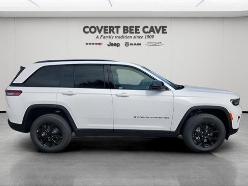 New 2025 Jeep Grand Cherokee Altitude image 11