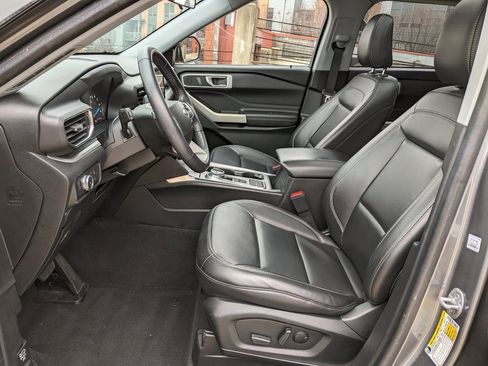 Used 2022 Ford Explorer XLT w/ Equipment Group 202A image 11