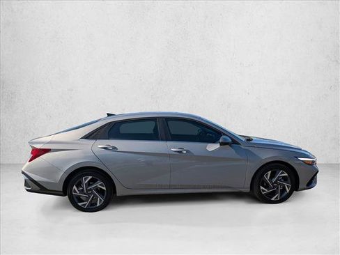 Certified 2025 Hyundai Elantra Limited image 4