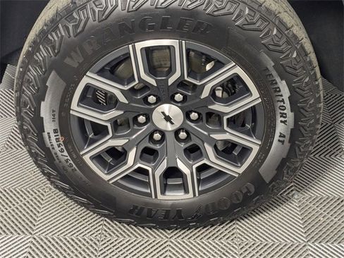 Used 2023 Chevrolet Colorado Z71 w/ Z71 Convenience Package 2 image 8