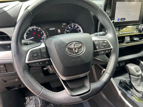 Used 2025 Toyota Highlander LE image 31