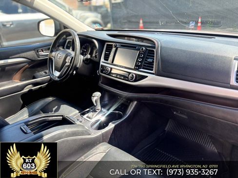 Used 2018 Toyota Highlander XLE AWD/4WD image 17