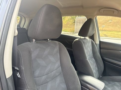 Used 2015 Nissan Rogue SV w/ SV Premium Package image 28