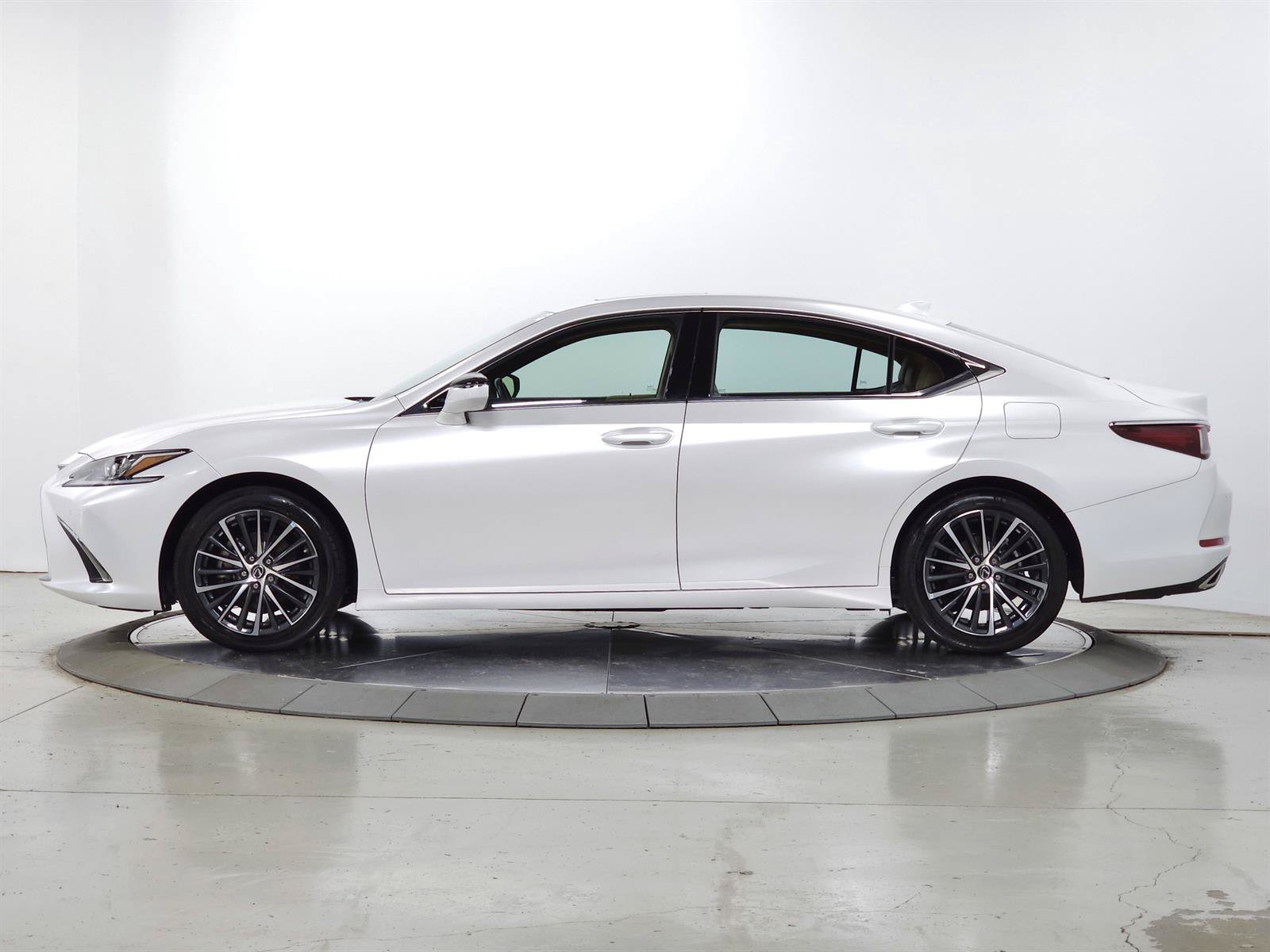 Certified 2024 Lexus ES 350 w/ Premium Package FWD image 4