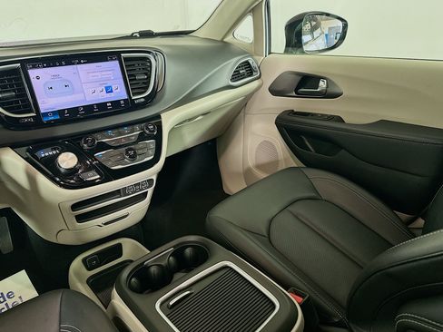 Used 2024 Chrysler Pacifica Touring-L FWD image 21
