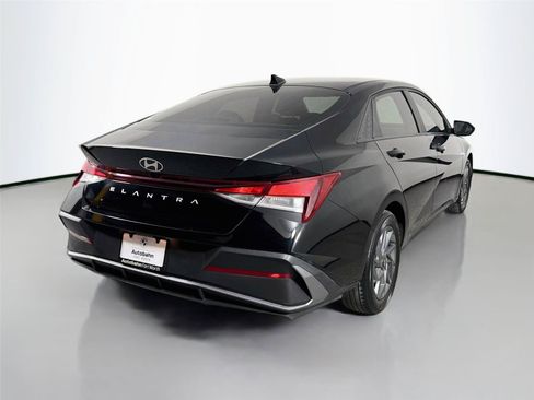 Used 2024 Hyundai Elantra SEL FWD image 5