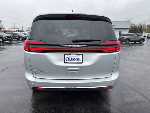 Used 2023 Chrysler Pacifica Touring-L FWD image 6