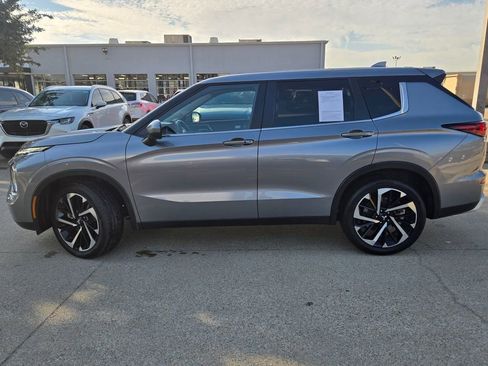 Used 2024 Mitsubishi Outlander SE image 2