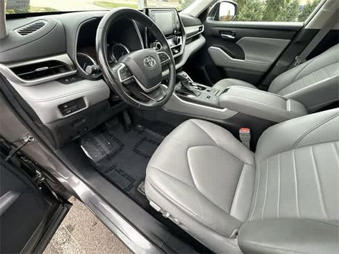 Used 2022 Toyota Highlander XLE image 16