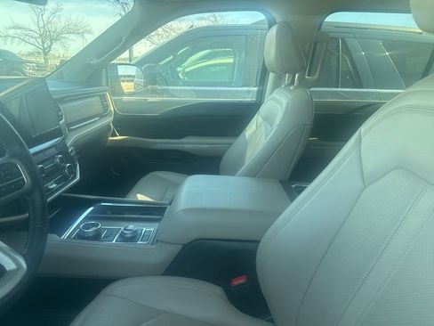 Used 2024 Ford Expedition Limited image 3