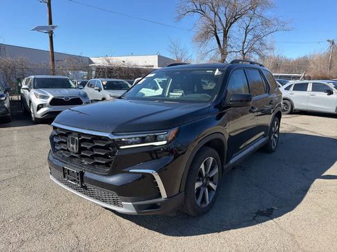 Used 2025 Honda Pilot Touring image 1