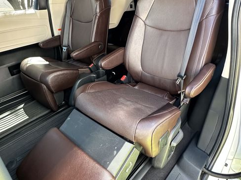 Used 2021 Toyota Sienna Platinum FWD image 20