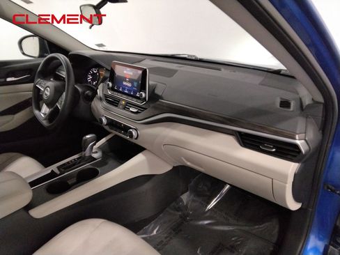 Used 2025 Nissan Altima 2.5 SV image 38