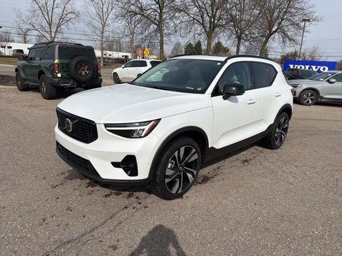 Used 2024 Volvo XC40 B5 Plus w/ Protection Package Premier image 1
