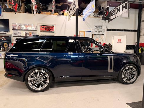 Used 2025 Land Rover Range Rover Long Wheelbase SE AWD/4WD image 4