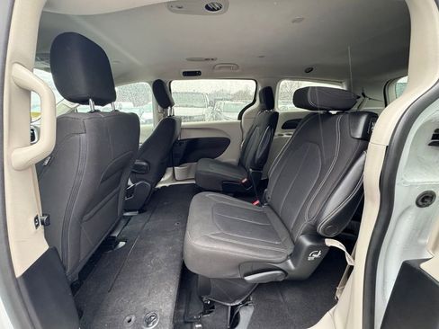 Used 2022 Chrysler Voyager LX FWD image 12
