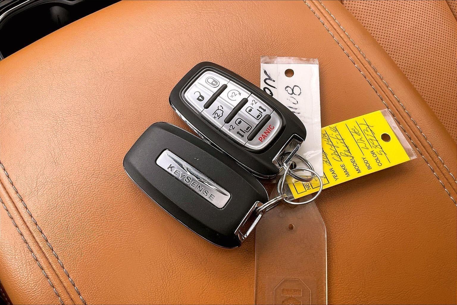 Used 2023 Chrysler Pacifica Pinnacle FWD image 12